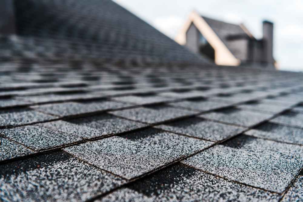 Side-by-side comparison of 3-tab shingles and architectural shingles